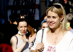 Viena no Baltkrievijas opozīcijas līderēm Veronika Cepkalo ar vīru un abiem dēliem jau pusgadu dzīvo piespiedu emigrācijā Rīgā.