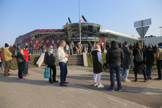 Pretvakcinācijas aktīvistu panākumi nav īpaši augsti – pirmajā dzīvās rindas nedēļas nogalē sasniegts rekords ar apmēram 30 000 pošu. Vismaz pirmo vakcīnas devu saņēmuši jau vairāk nekā 200 000 cilvēku.