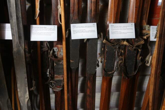 Muzeja kolekcijā ir arī dažas slēpes, kurām bijuši slaveni saimnieki, piemēram, mākslinieka Konrāda Ubāna un aktrises Gunas Zariņas trīsdesmito gadu slēpes.