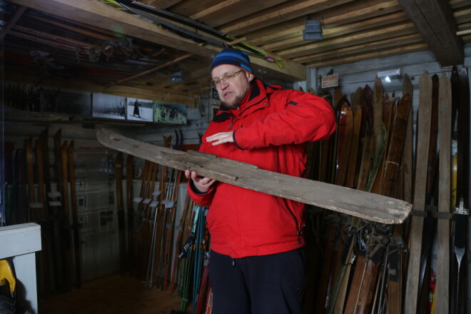 Vecām slēpēm, kuras bija domātas slēpošanai pa mežu, reizēm mēdza gar malām likt koka līstes, lai kāja stabilāk turētos uz slēpes.