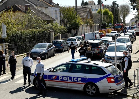 49 gadus vecā policijas administrācijas darbiniece atgriezās no pusdienu pārtraukuma, kad viņai uzbruka un sadūra kaklā. 