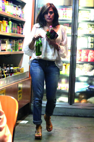 EXCLUSIVE TO INF. ALL-ROUNDER.
February 15, 2014: Eva Mendes does some late night food shopping in Los Angeles, California.
Mandatory Credit: Chiva/INFphoto/ddp images .com
Ref: infusla-275|sp|EXCLUSIVE TO INF. ALL-ROUNDER.