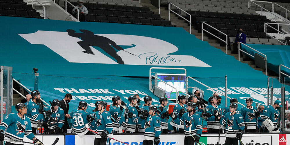 "Sharks" spēlētāji atzīmē vārtu guvumu.