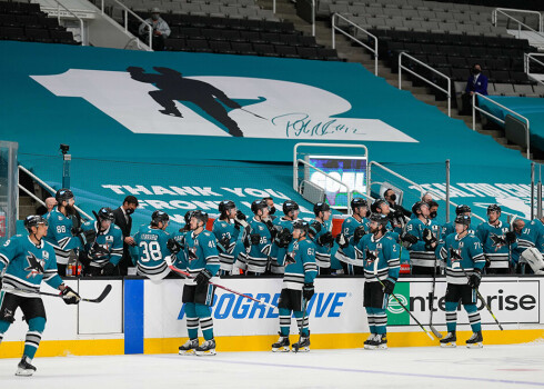 "Sharks" spēlētāji atzīmē vārtu guvumu.