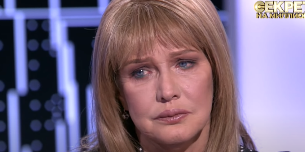 "Заставлял лежать голую рядом, сам себя удовлетворял": Проклова в слезах рассказала о домогательствах со стороны известного актера в 15 лет