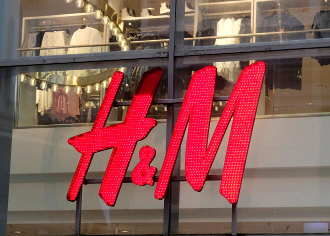 H&M tirdzniecības ierobežojumu dēļ darbiniekus Latvijā nav atlaidis