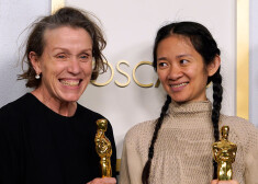 "Oskara" balvu ceremonijā uzvaras laurus plūc Hloja Džao un viņas filma "Nomadland"
