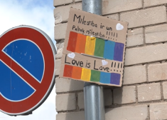 Šobrīd pie daudzdzīvokļu nama, kur dzīvoja cietušie vīrieši, cilvēki izkarinājuši plakātus, tā paužot līdzjūtību notikušajā. 