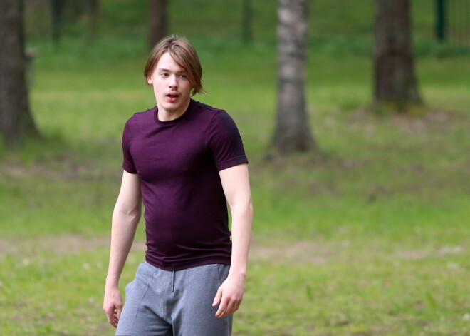 Latviešu vārtsargam pirmo NHL spēli pabojā muļķīga kļūda