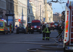 urpinās ugunsgrēka dzēšanas un likvidēšanas darbi, kuros strādā vairāk nekā pussimts ugunsdzēsēju. 