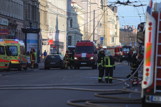 urpinās ugunsgrēka dzēšanas un likvidēšanas darbi, kuros strādā vairāk nekā pussimts ugunsdzēsēju.