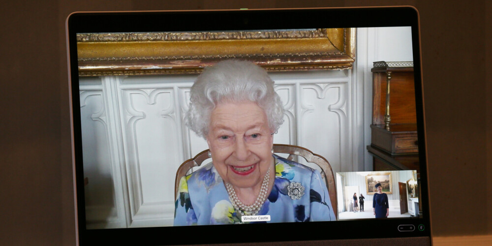 Снова улыбается! Елизавета II прервала траур и поговорила с послом Латвии