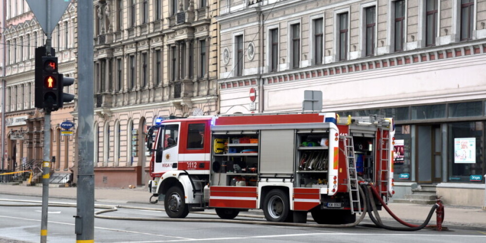 Рижская дума оказывает помощь пострадавшим при пожаре на улице Меркеля