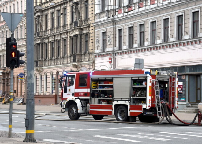 Рижская дума оказывает помощь пострадавшим при пожаре на улице Меркеля