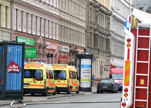 Slēgta satiksme Merķeļa ielā, kur ugunsdzēsēji likvidē ugunsgrēku hostelī, kur aptuveni 140 kvadrātmetru platībā deg sestā jeb pēdējā stāva gaitenis un tam blakus esošās dzīvojamās telpas, gājuši bojā cilvēki. deg