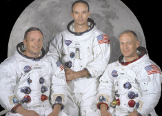 Apollo 11 komanda. Maikls Kolinss (vidū), Nīls Ārmstrongs (no kreisās) un Edvīns Oldrins.