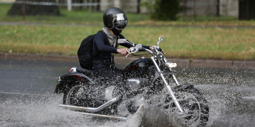 Deputāti atceļ arī daļu no ierobežojumiem braukšanas mācībām ar mopēdu vai motociklu