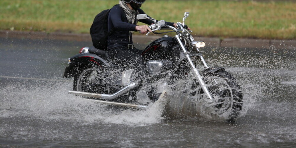 С пятницы в Латвии отменяется ряд ограничений на обучение вождению мопеда и мотоцикла