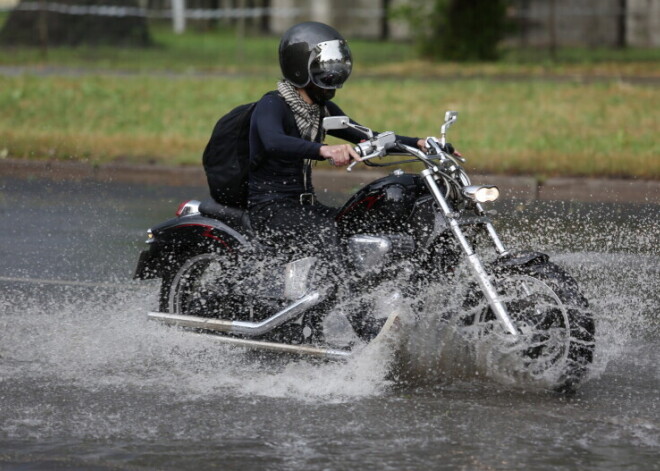 С пятницы в Латвии отменяется ряд ограничений на обучение вождению мопеда и мотоцикла