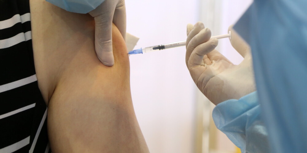 Вторую дозу вакцины от Covid-19 получили больше половины клиентов соццентров Риги
