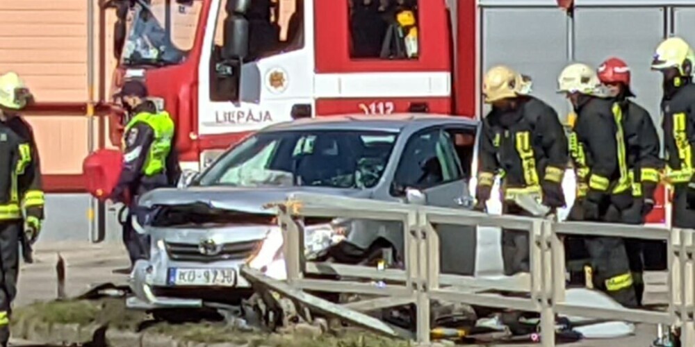 В Лиепае женщина на Audi вызвала аварию; пострадавшая машина перевернулась на бок