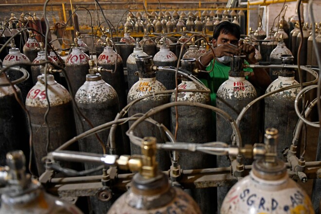 Skābekļa pildīšanas rūpnīca strādā paaugstinātā jaudā, bet aizvien nepietiek ne tuvu visiem.