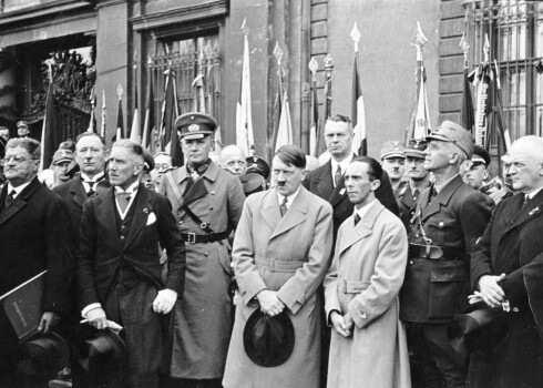 1933. gada 1. maijā Ādolfs Hitlers (centrā) šo dienu pasludināja par oficiāliem nacionālajiem svētkiem – Darba dienu. Vēsturiskā mītiņa laikā viņam blakus (pa labi) stāv propagandas ministrs Jozefs Gebelss.