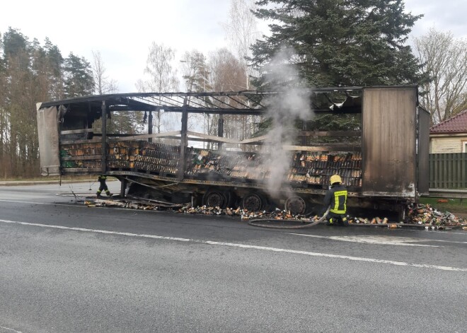 Salacgrīvas novadā uz Tallinas šosejas pilnā platībā aizdegusies kravas auto piekabe