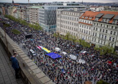 Prāgā tūkstošiem protestē pret prezidenta promaskavisko politiku