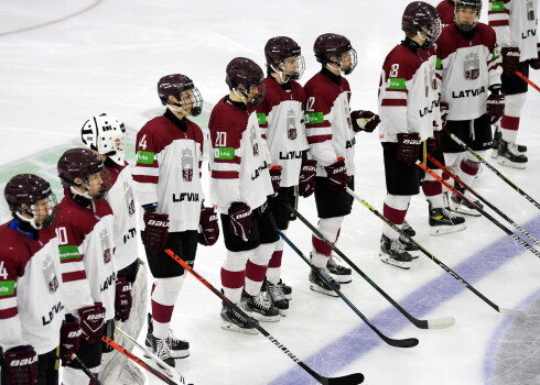 Latvijas U-18 hokeja izlases spēlētāji.