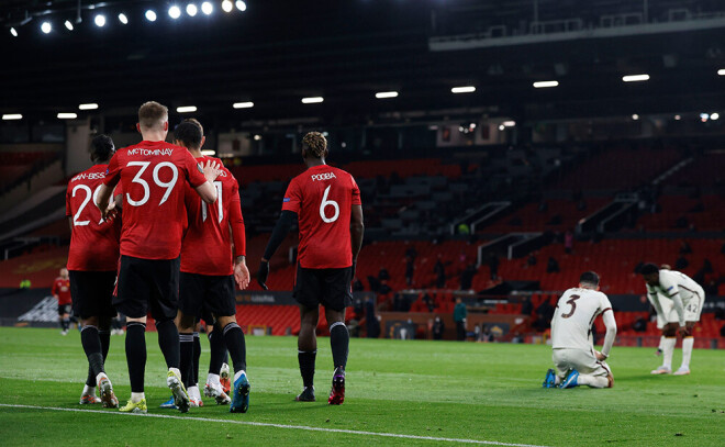 Mančestras "United" futbolisti atzīmē sesto vārtu guvumu.