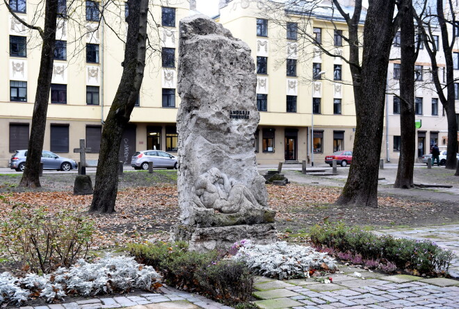 Tēlnieka Kārļa Zāles veidotais piemineklis dzejniekam Andrejam Pumpuram.