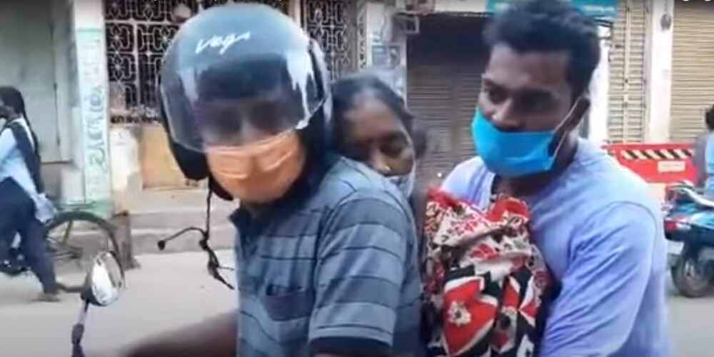 Страшные кадры: в Индии сын вез тело матери на мотоцикле, потому что не осталось свободных скорых
