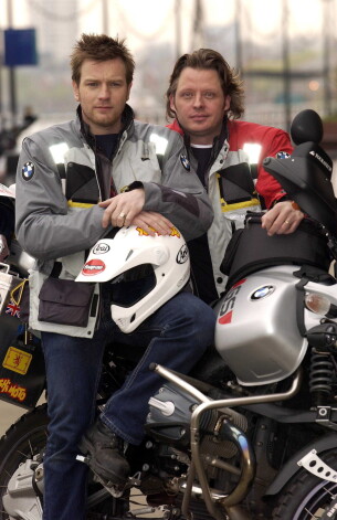 Makgregors un Būrmans pirms pirmā no trim moto ceļojumiem Londonā, 2004. gads.