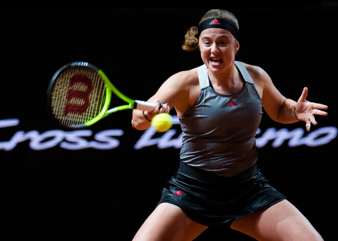 Ostapenko izcīna pārliecinošu uzvaru Madrides "WTA 1000" turnīra pirmajā kārtā