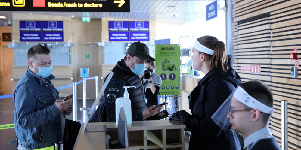 C 17 марта рейсами из третьих стран в аэропорт Rīga прибыли примерно 5700 человек