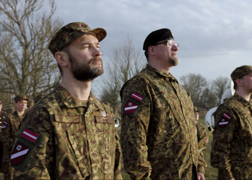 Dziesmu ieskaņojuši solisti – Gundars Silakaktiņš, Mārtiņš Burke-Burkevics un Jānis Igaunis.