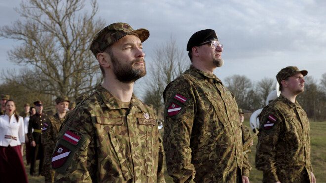 Dziesmu ieskaņojuši solisti – Gundars Silakaktiņš, Mārtiņš Burke-Burkevics un Jānis Igaunis.