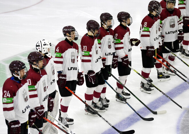 Latvijas U-18 hokeja izlase pasaules junioru čempionātu noslēdz ar graujošu zaudējumu pret Zviedriju