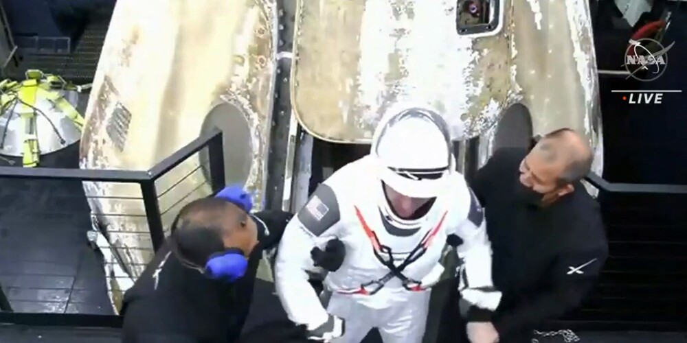 "SpaceX" kosmosa kuģis ar četriem astronautiem veiksmīgi atgriezies uz Zemes