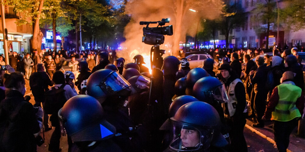 Berlīnē un Parīzē 1.maija demonstrācijas pāraugušas sadursmēs ar policiju