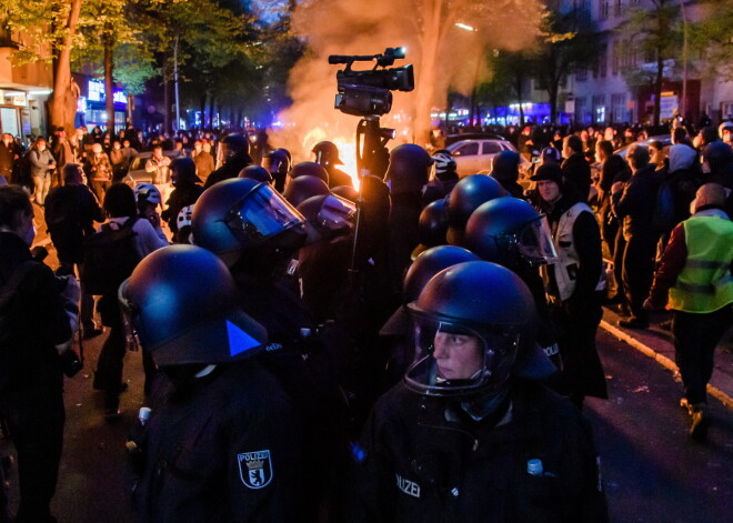 Berlīnē un Parīzē 1.maija demonstrācijas pāraugušas sadursmēs ar policiju