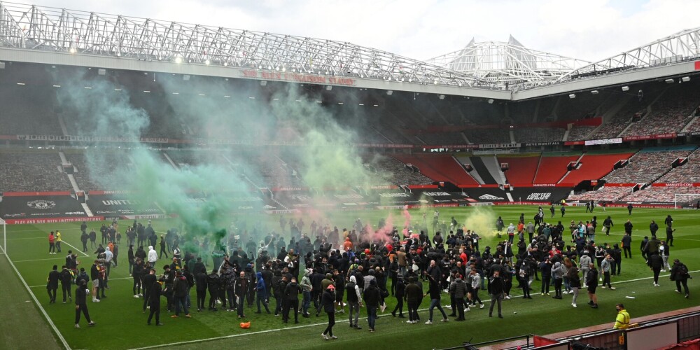 FOTO: neapmierinātie "Manchester United" fani iebrūk stadionā un neļauj sākt spēli