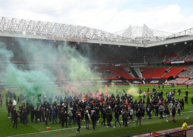 FOTO: neapmierinātie "Manchester United" fani iebrūk stadionā un neļauj sākt spēli