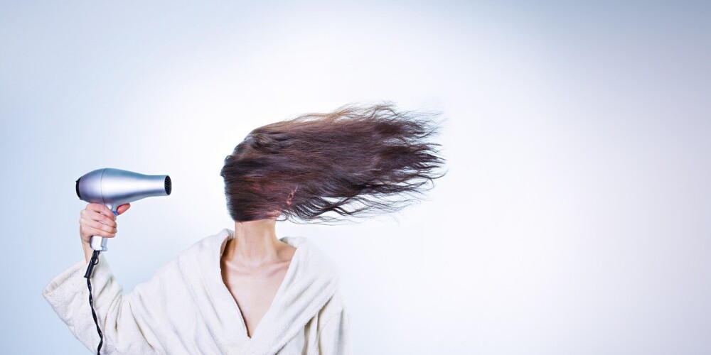 Зачем волосам термозащита: лайфхаки для тех, кто постоянно пользуется феном и стайлерами