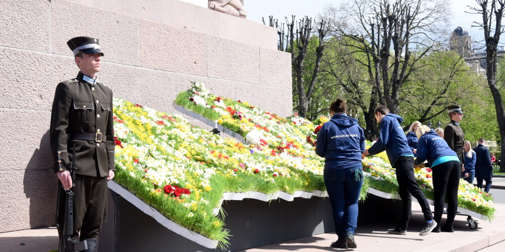 В годовщину восстановления независимости Ригу украсила композиция "Цветочная Латвия"