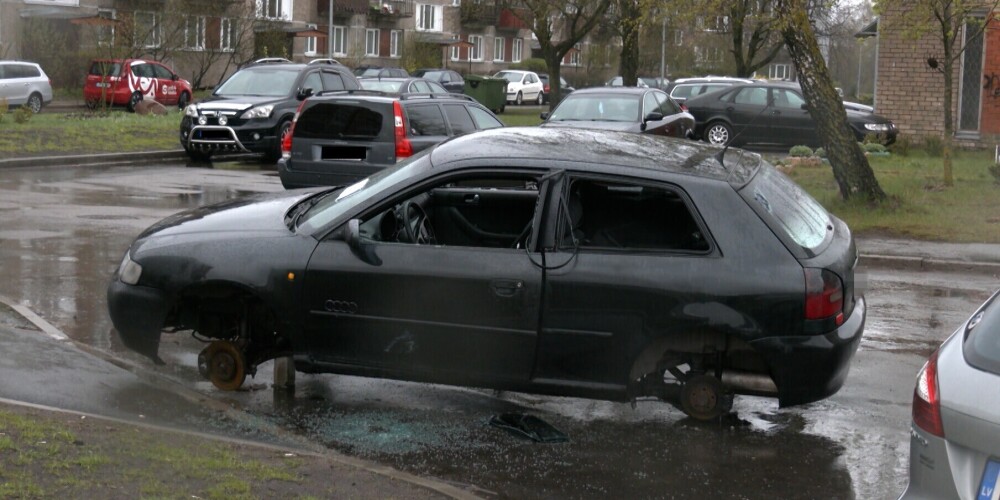 Это месть? Злоумышленники в Кенгарагсе разобрали Audi на запчасти перед полицейским участком