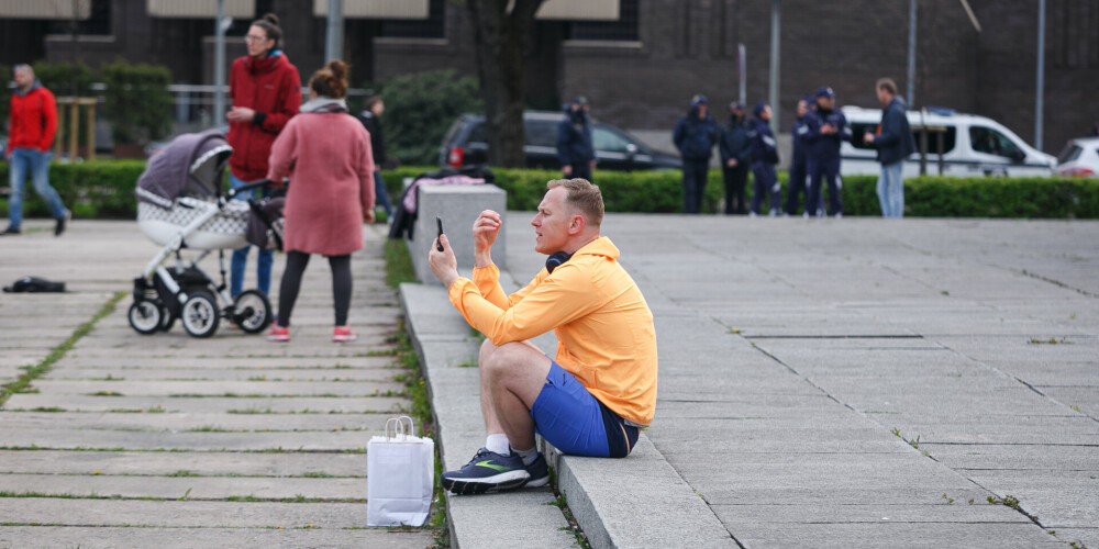Īsi pirms pulksten 19.00 Saeimas deputāts Aldis Gobzems ("Likums un Kārtība") ieradās Esplanādē, no kurienes veica tiešraidi sociālajos tīklos, uzrunājot savus atbalstītājus.