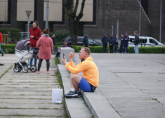 Īsi pirms pulksten 19.00 Saeimas deputāts Aldis Gobzems ("Likums un Kārtība") ieradās Esplanādē, no kurienes veica tiešraidi sociālajos tīklos, uzrunājot savus atbalstītājus.