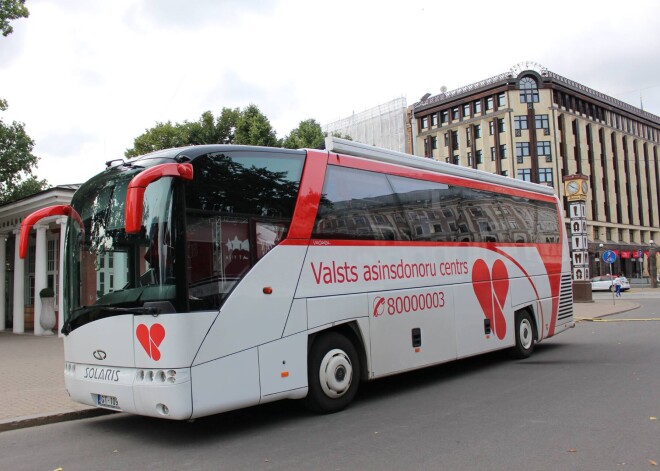 Valsts asinsdonoru centrs ļoti gaida visu asinsgrupu donorus; maijā dosies 43 izbraukumos
